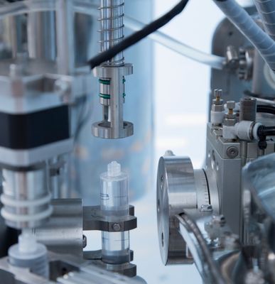 অর্ধ-স্বয়ংক্রিয় প্রিফিল্ড সিরিঞ্জ ফিলার যা ফার্মাসিউটিক্যাল প্যাকেজিংয়ে নির্ভুলতা সরবরাহ করে স্টেইনলেস স্টিল ফ্রেম দিয়ে ডিজাইন করা হয়েছে