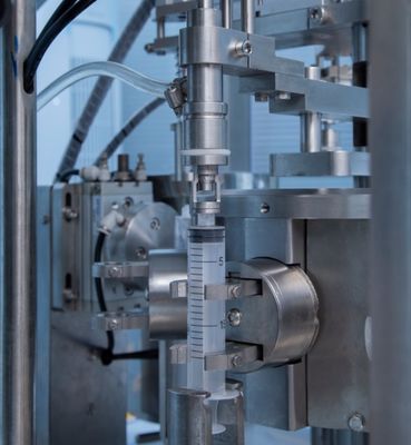 সিই সার্টিফিকেশন সহ স্বয়ংক্রিয় প্লাস্টিকের সিরিঞ্জ ফিলিং মেশিন