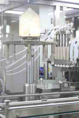 জিএমপি ফার্মাসিউটিক্যাল প্লাস্টিক উচ্চ ক্ষমতা সম্পন্ন স্বয়ংক্রিয় প্রিফিল্ড সিরিঞ্জ ফিলিং মেশিন